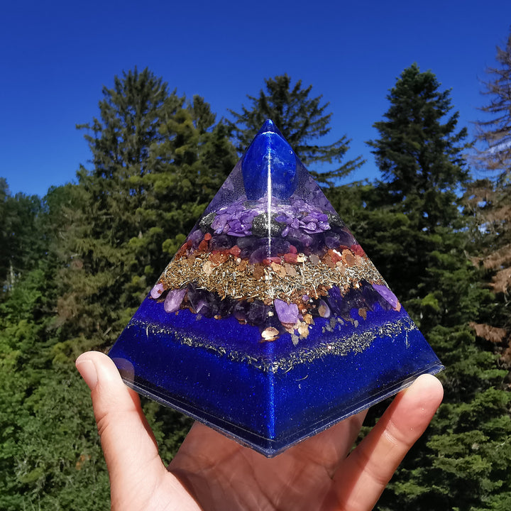 Orgone Pyramide WAHRHEIT - LIEBE - REINHEIT Lapislazuli Pyrit Amethyst Charoit Sugilith Rubin 10cm