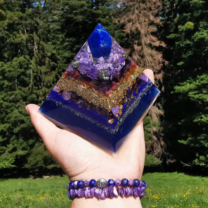 Orgone Pyramide WAHRHEIT - LIEBE - REINHEIT Lapislazuli Pyrit Amethyst Charoit Sugilith Rubin 10cm