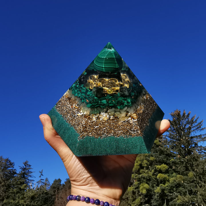 Orgone Hexagonal Pyramide NEUBEGINN Malachit Smaragd Peridot Aventurin 15cm