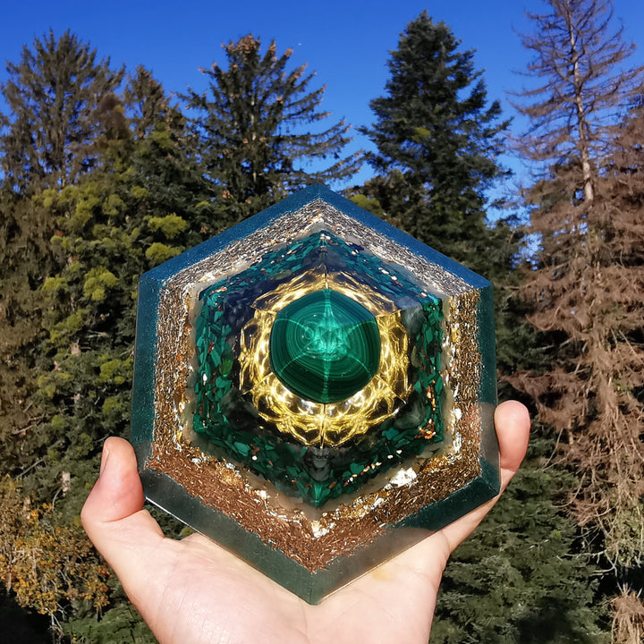 Orgone Hexagonal Pyramide NEUBEGINN Malachit Smaragd Peridot Aventurin 15cm