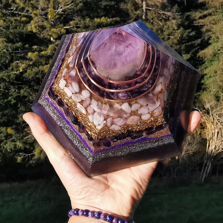 Orgone Hexagonal Pyramide VIOLETTE FLAMME Amethyst Sugilith Fluorit Kunzit ⌀19cm ↑11.5cm