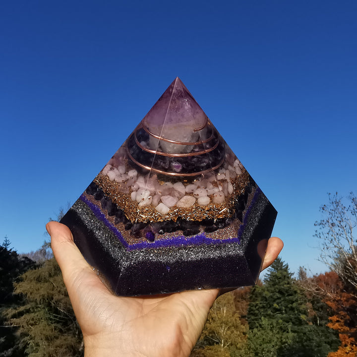 Orgone Hexagonal Pyramide VIOLETTE FLAMME Amethyst Sugilith Fluorit Kunzit ⌀19cm ↑11.5cm