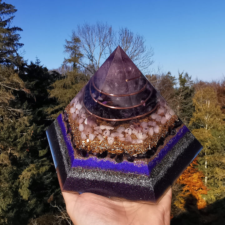 Orgone Hexagonal Pyramide VIOLETTE FLAMME Amethyst Sugilith Fluorit Kunzit ⌀19cm ↑11.5cm