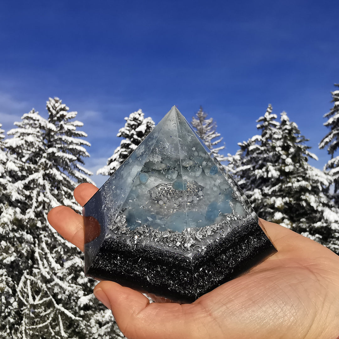 Orgone Hexagonal Pyramide KLARHEIT VERSION WINTERZAUBER Bergkristall Regenbogenmondstein Aquamarin ⌀12cm ↑7.6cm