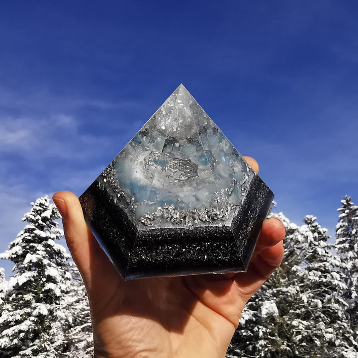 Orgone Hexagonal Pyramide KLARHEIT VERSION WINTERZAUBER Bergkristall Regenbogenmondstein Aquamarin ⌀12cm ↑7.6cm